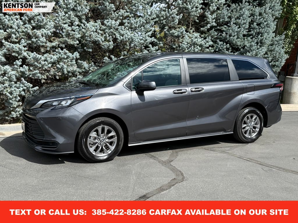 2025 Toyota Sienna LE's photo