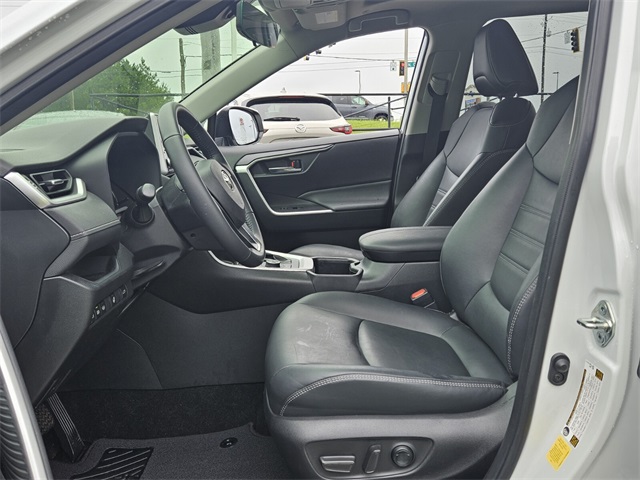 2023 Toyota RAV4 Hybrid XLE Premium photo 5