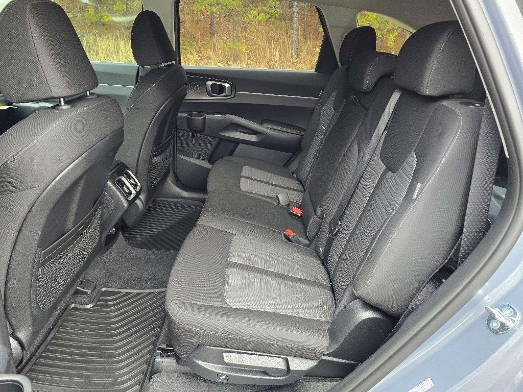 2025 Kia Sorento LX photo 4