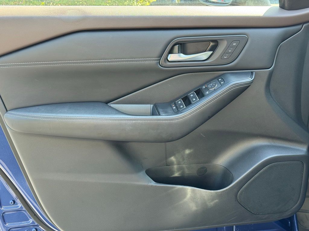 2023 Nissan Rogue SL photo 11