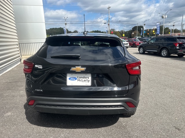 2025 Chevrolet Trax LS photo 4