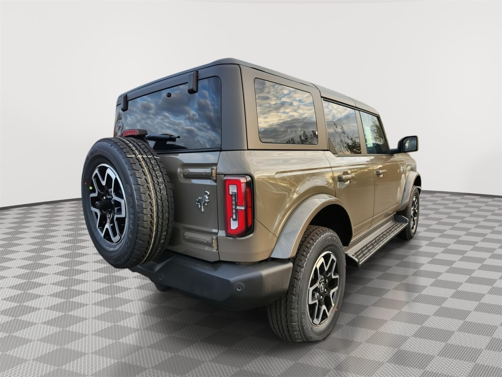 2025 Ford Bronco Outer Banks photo 2