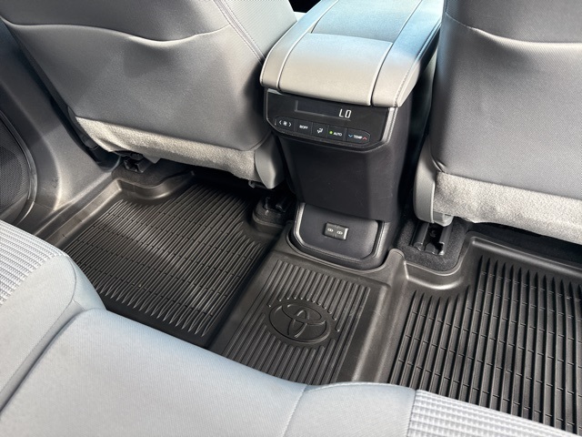 2022 Toyota Highlander LE photo 30