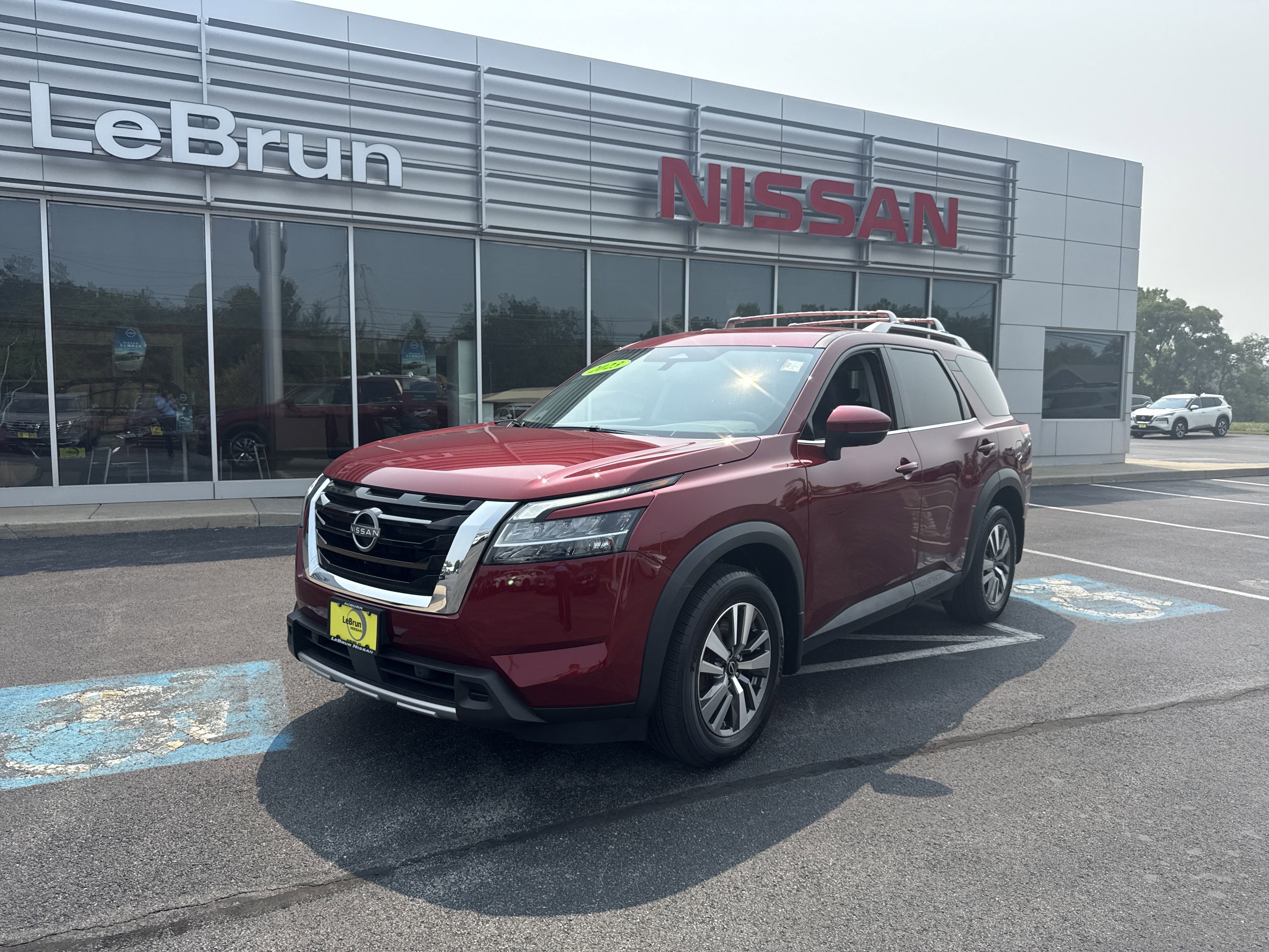 2023 Nissan Pathfinder SL's photo