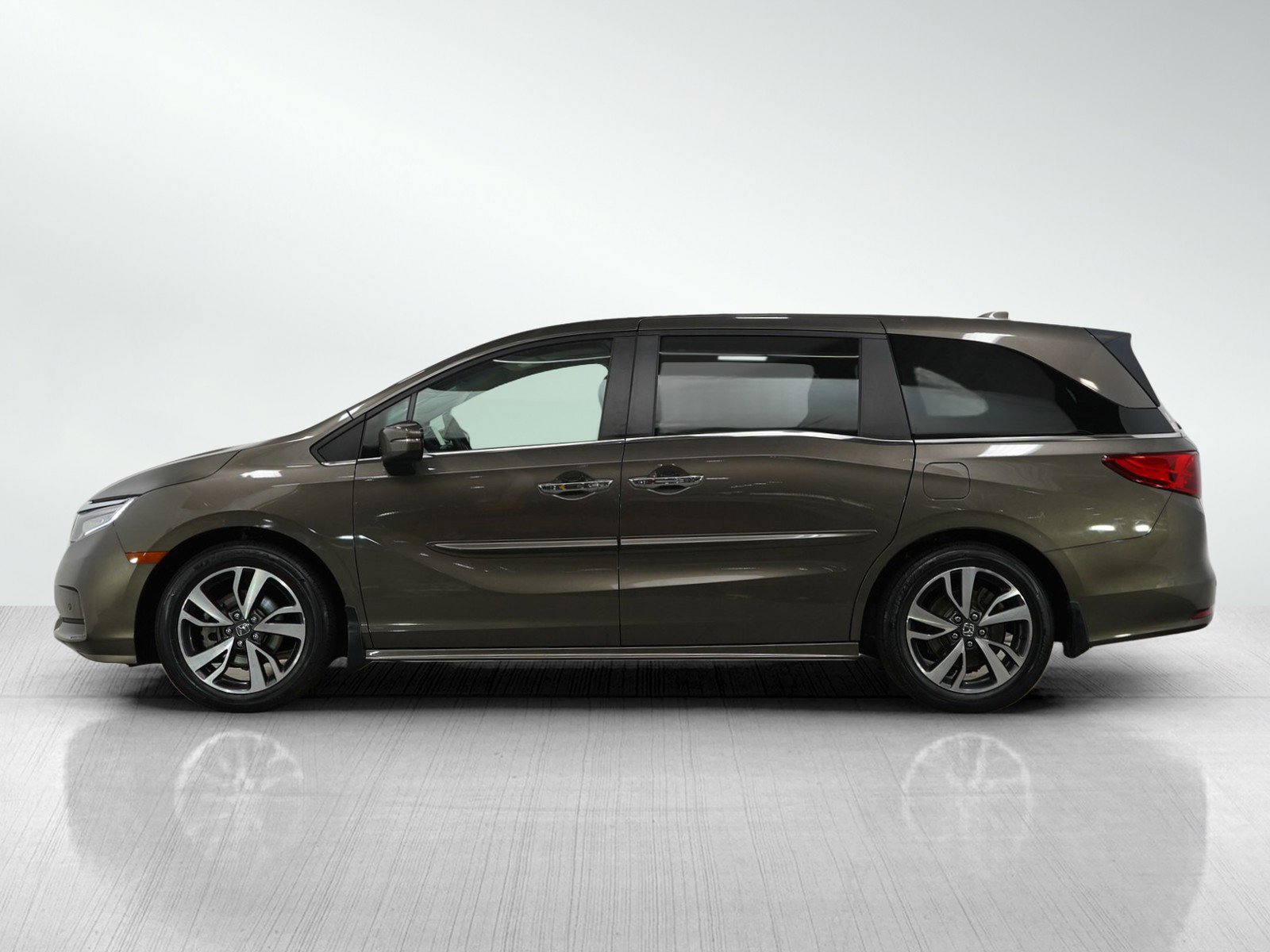 Used 2021 Honda Odyssey Touring with VIN 5FNRL6H87MB002203 for sale in Burnsville, Minnesota