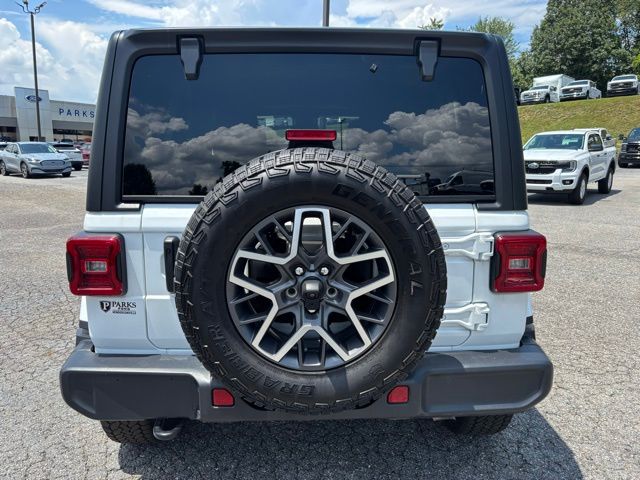 2024 Jeep Wrangler Sahara photo 7