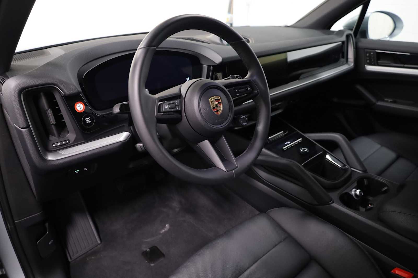 2024 Porsche Cayenne photo 3