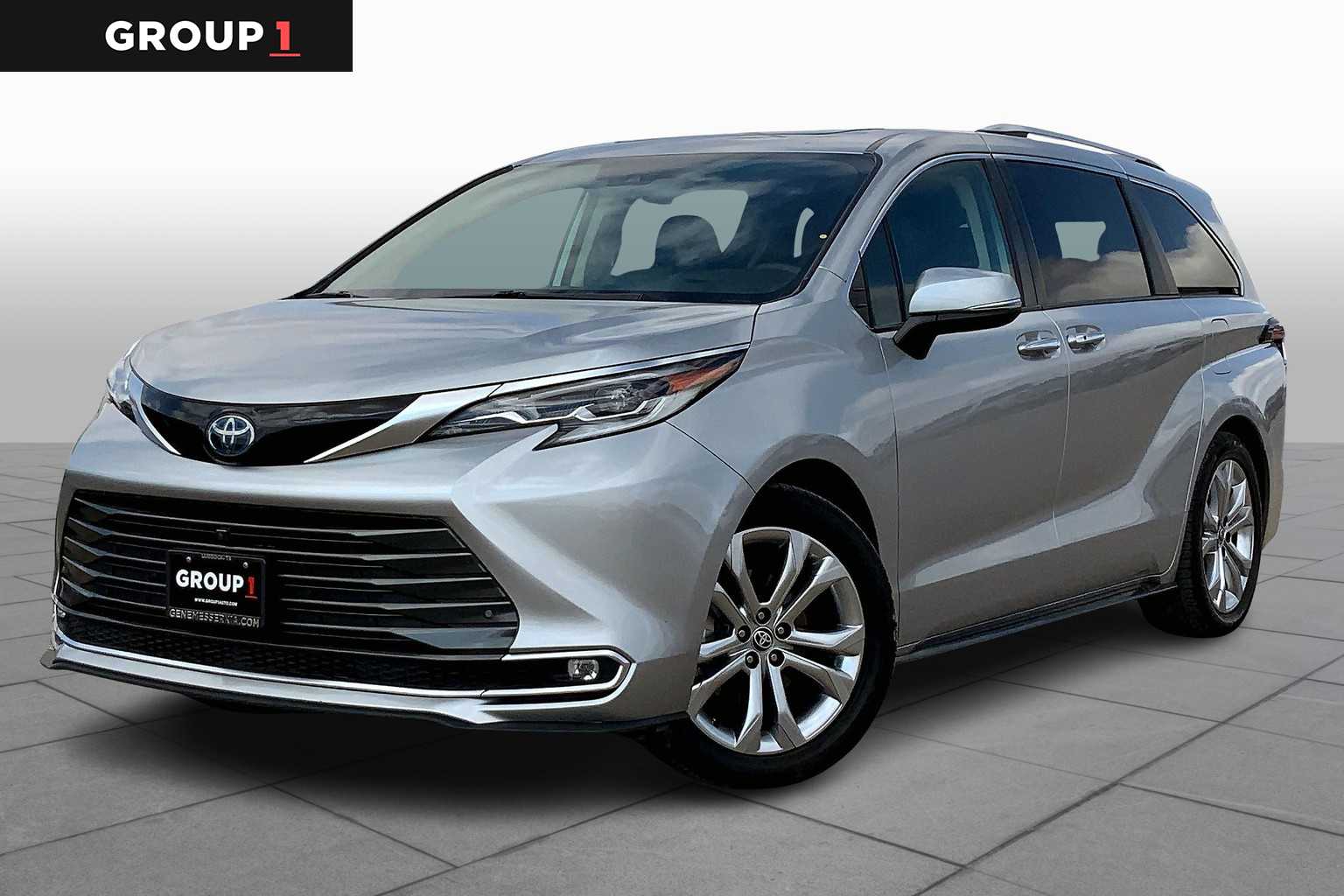 Pre-Owned 2022 Toyota Sienna Platinum Mini-van Passenger in