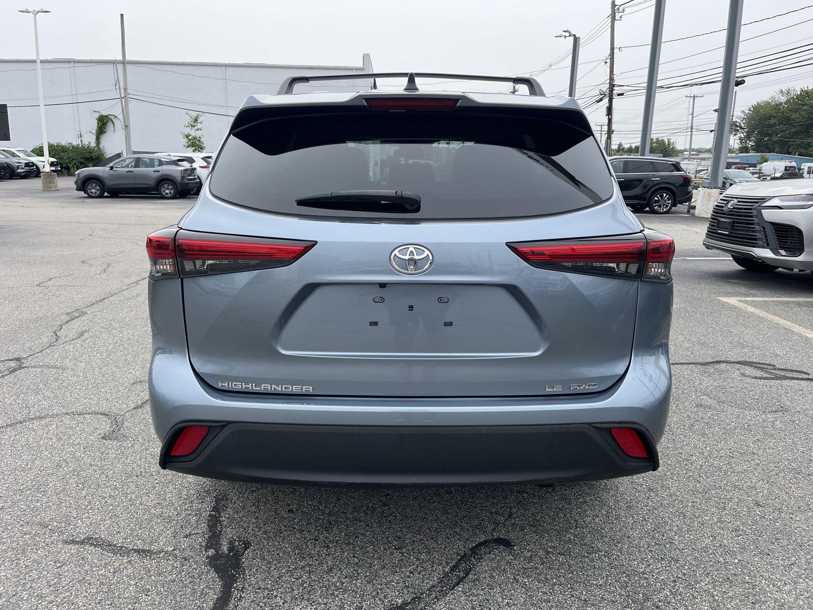 2022 Toyota Highlander LE photo 4