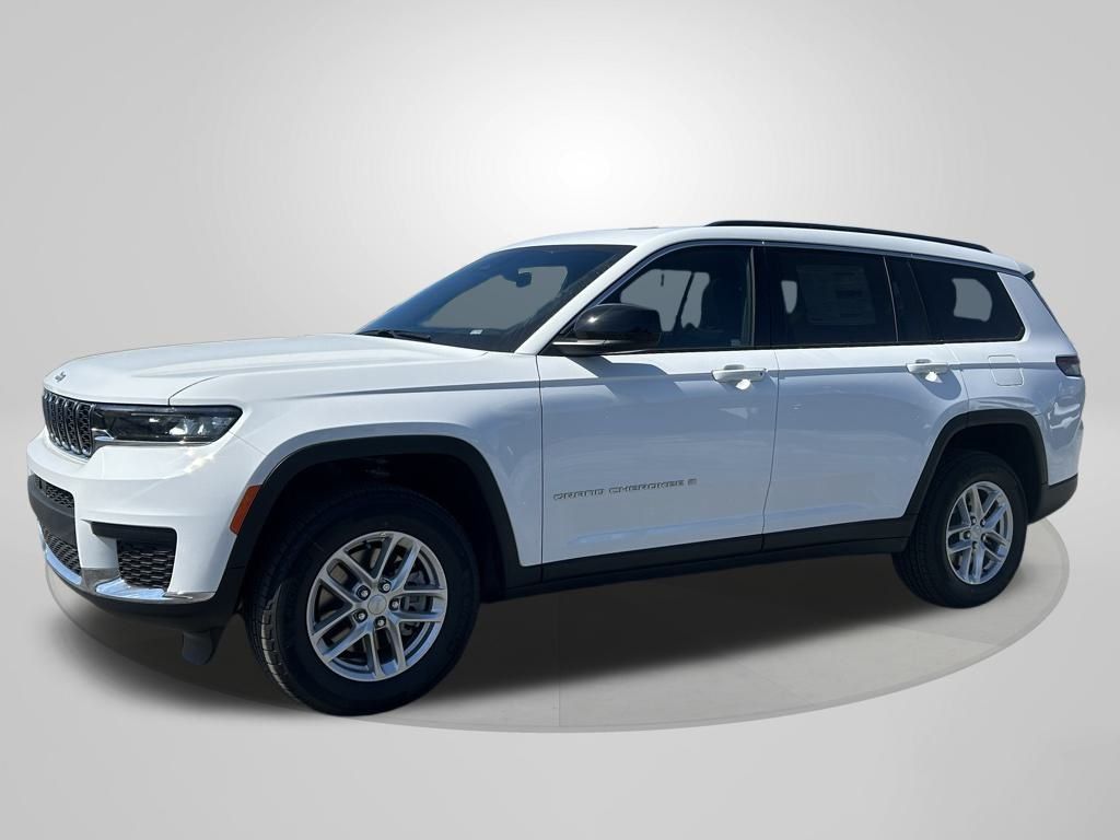 2025 Jeep Grand Cherokee Laredo Altitude photo 3