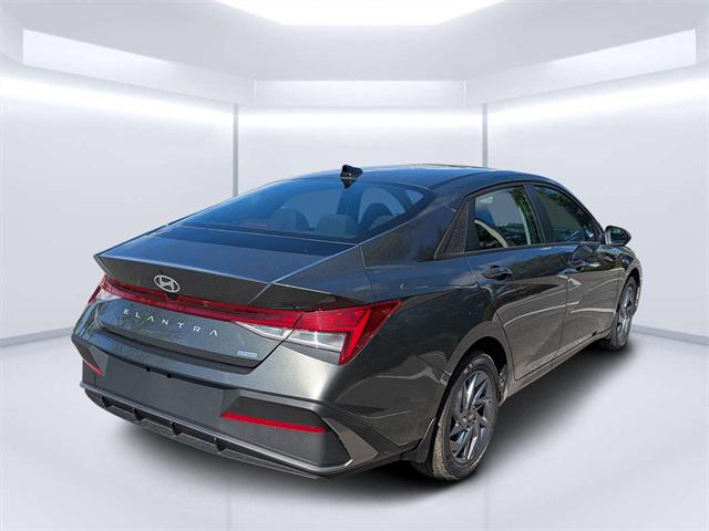 2025 Hyundai Elantra Hybrid Blue photo 3