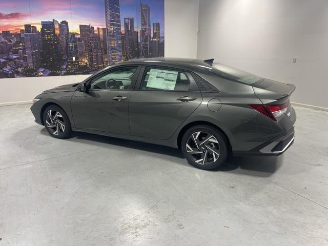 2025 Hyundai Elantra SEL Sport photo 4