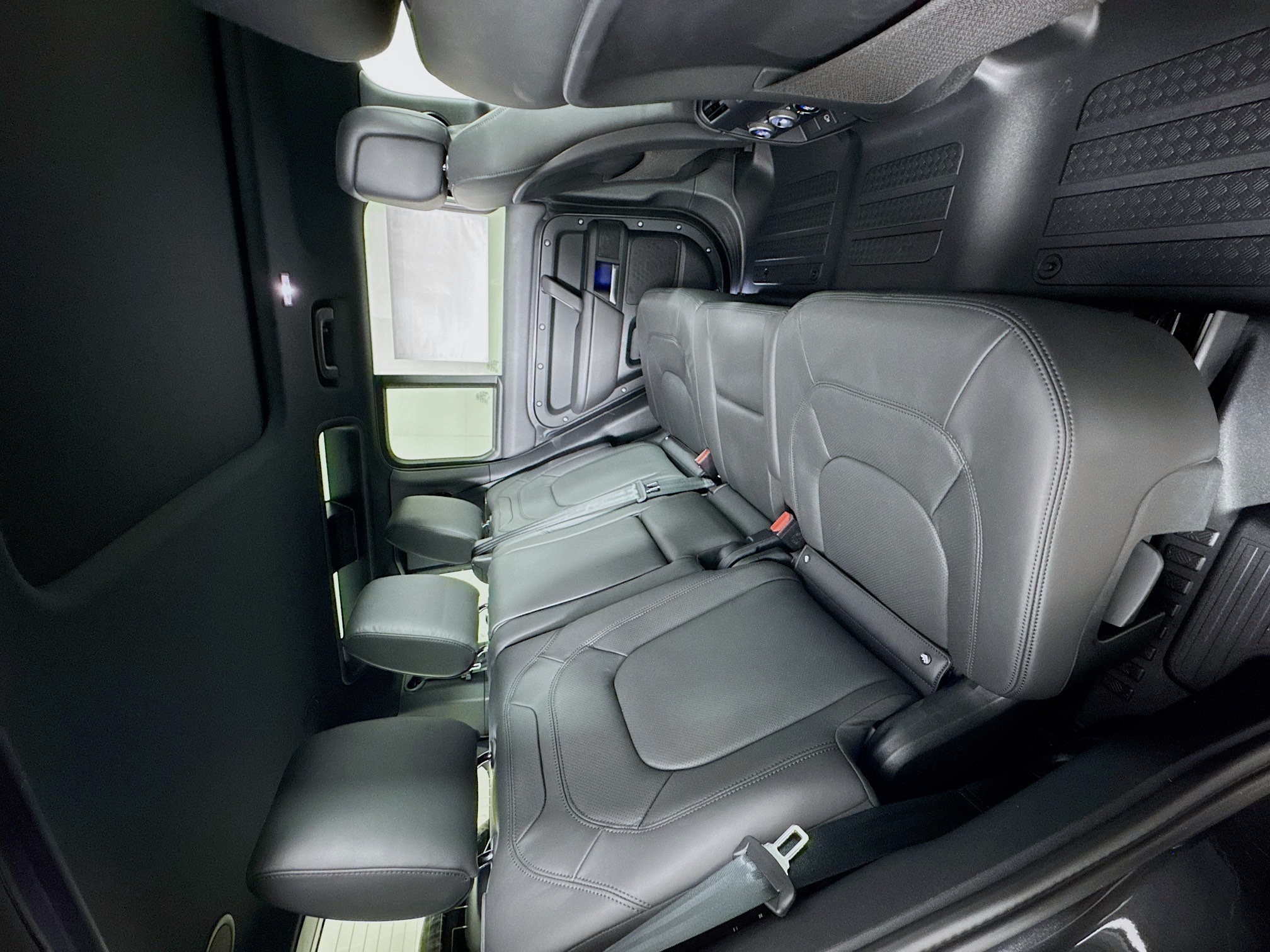 2025 Land Rover Defender 110 X-Dynamic SE photo 15