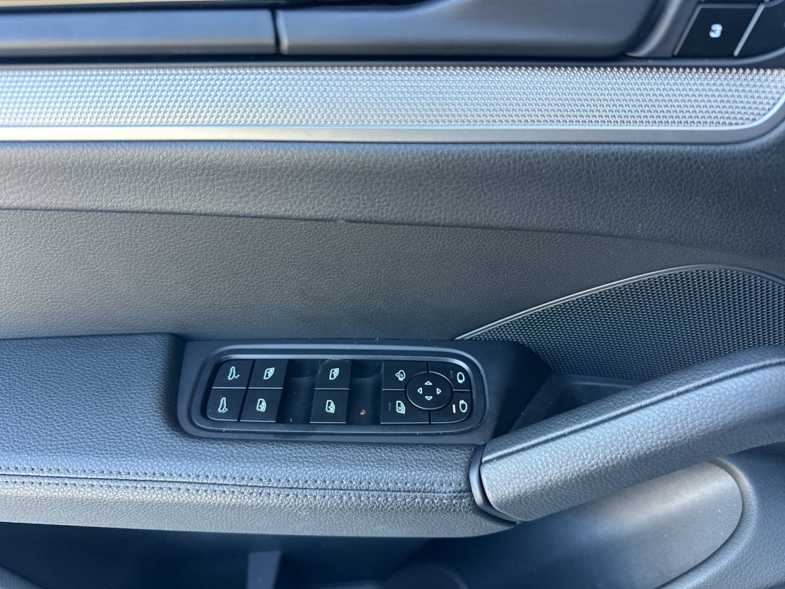 2025 Porsche Cayenne photo 11