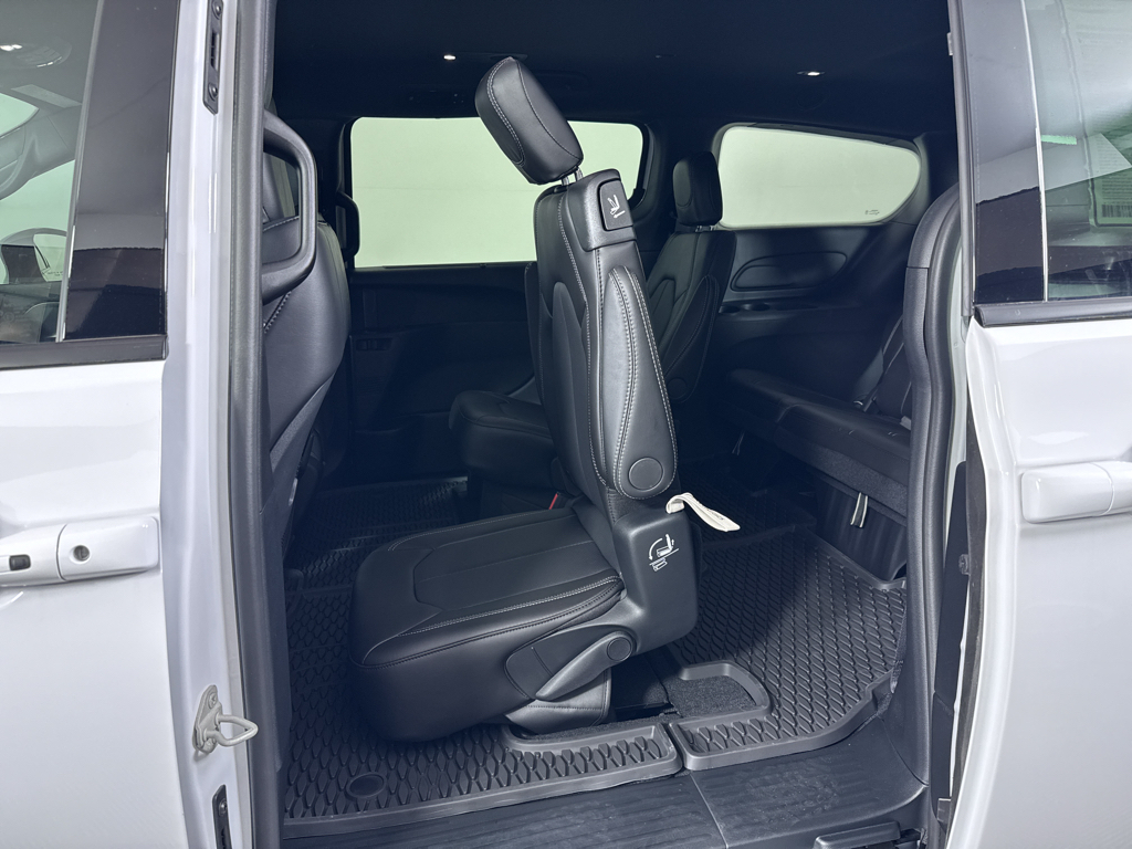 2025 Chrysler Pacifica photo 21
