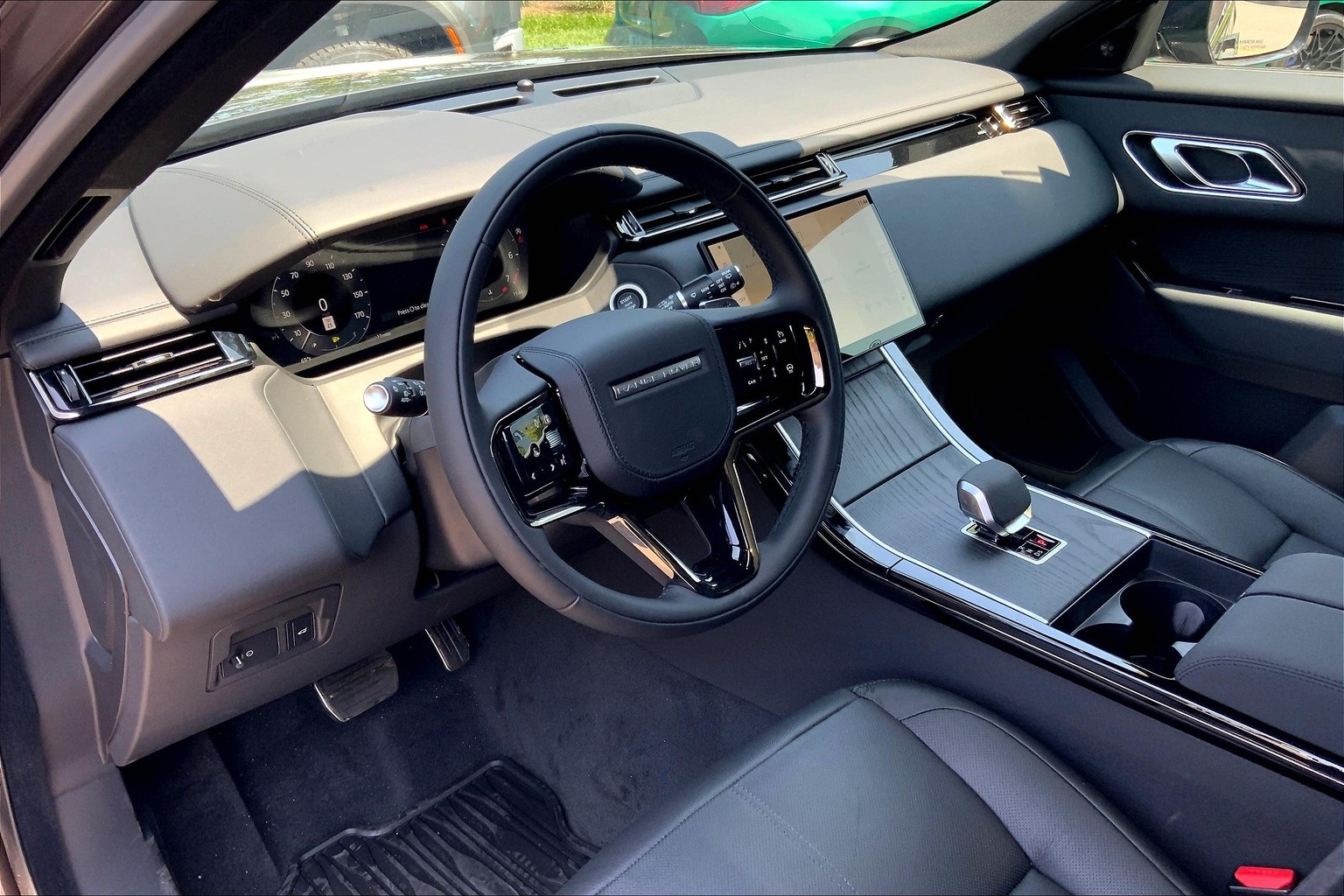 2026 Land Rover Range Rover Velar P250 Dynamic SE photo 7