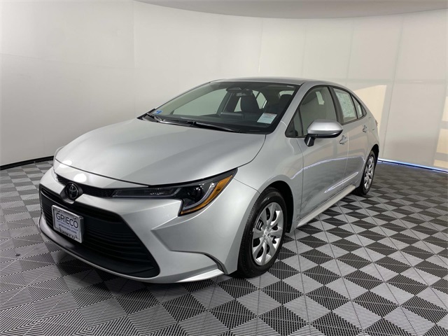 2025 Toyota Corolla LE photo 3