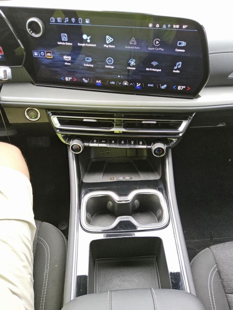 2025 Chevrolet Traverse photo 3