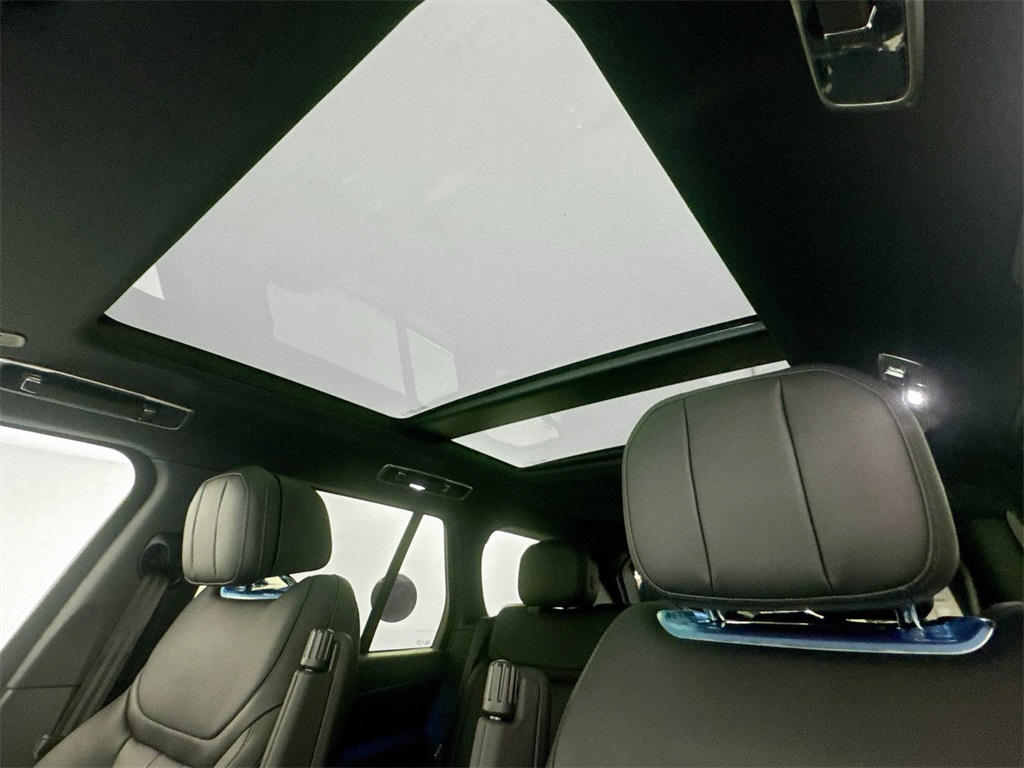 2025 Land Rover Range Rover SE photo 16