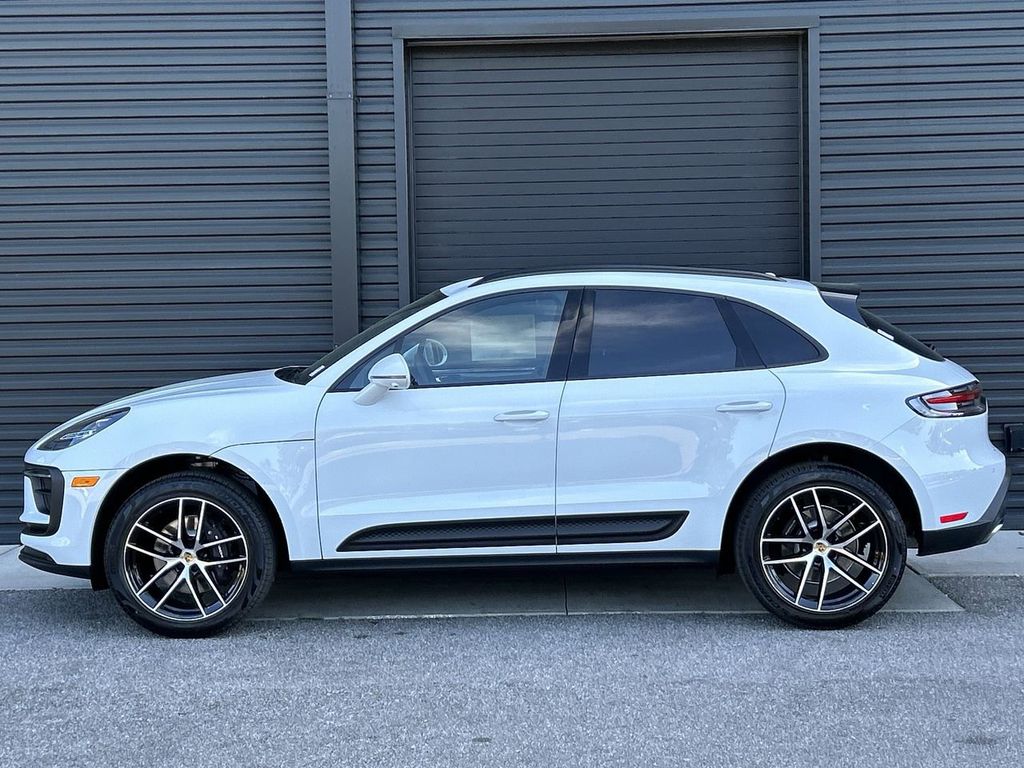 2025 Porsche Macan Base photo 10