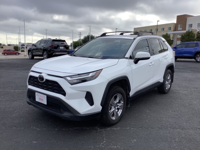 2022 Toyota RAV4 XLE photo 2