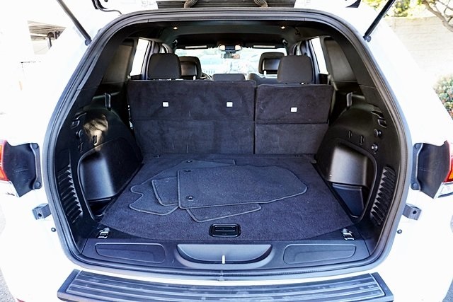 Used 2021 White Jeep Laredo E image 12