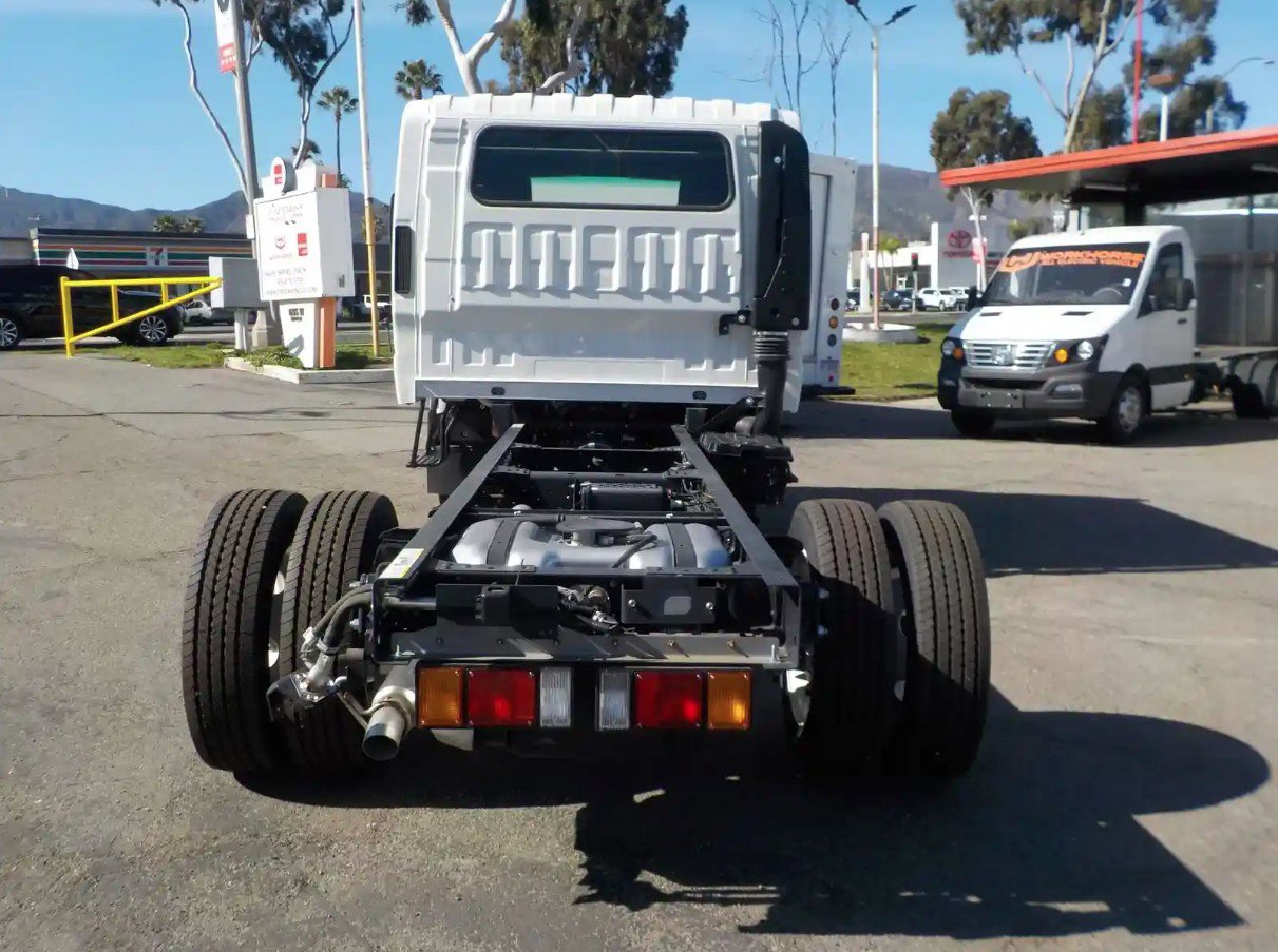 2024 Isuzu NQR photo 3