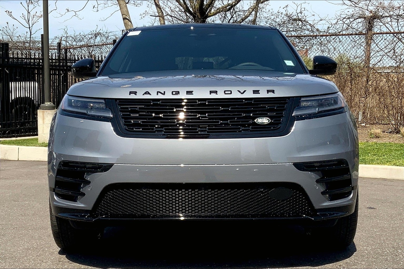 2026 Land Rover Range Rover SE photo 2