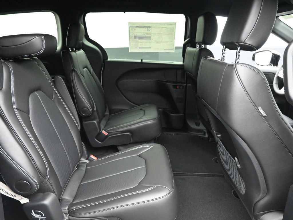 2026 Chrysler Voyager LX photo 6