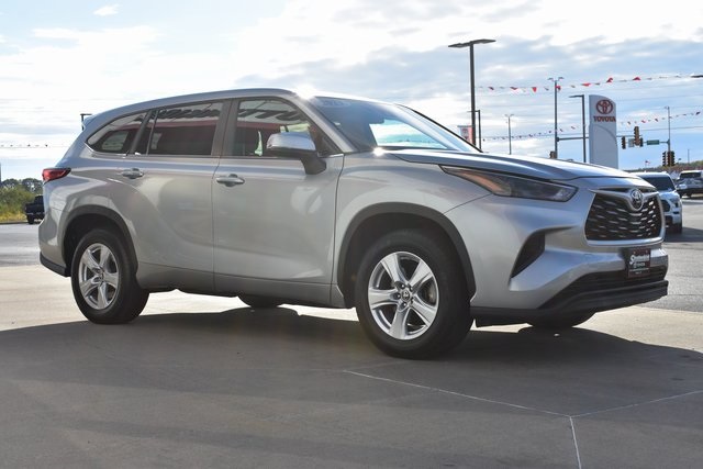 2023 Toyota Highlander L photo 4