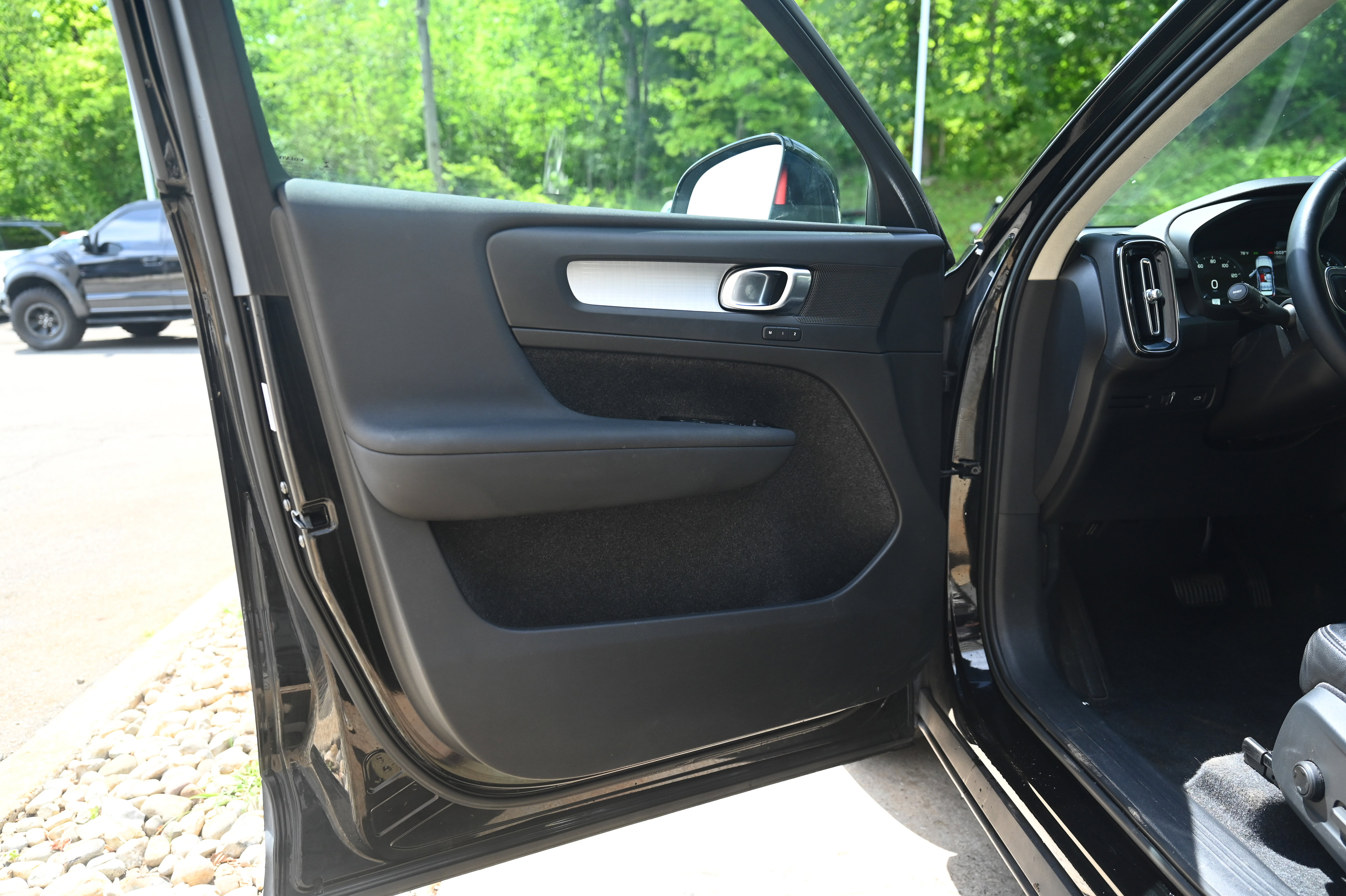 2022 Volvo XC40 Momentum photo 11