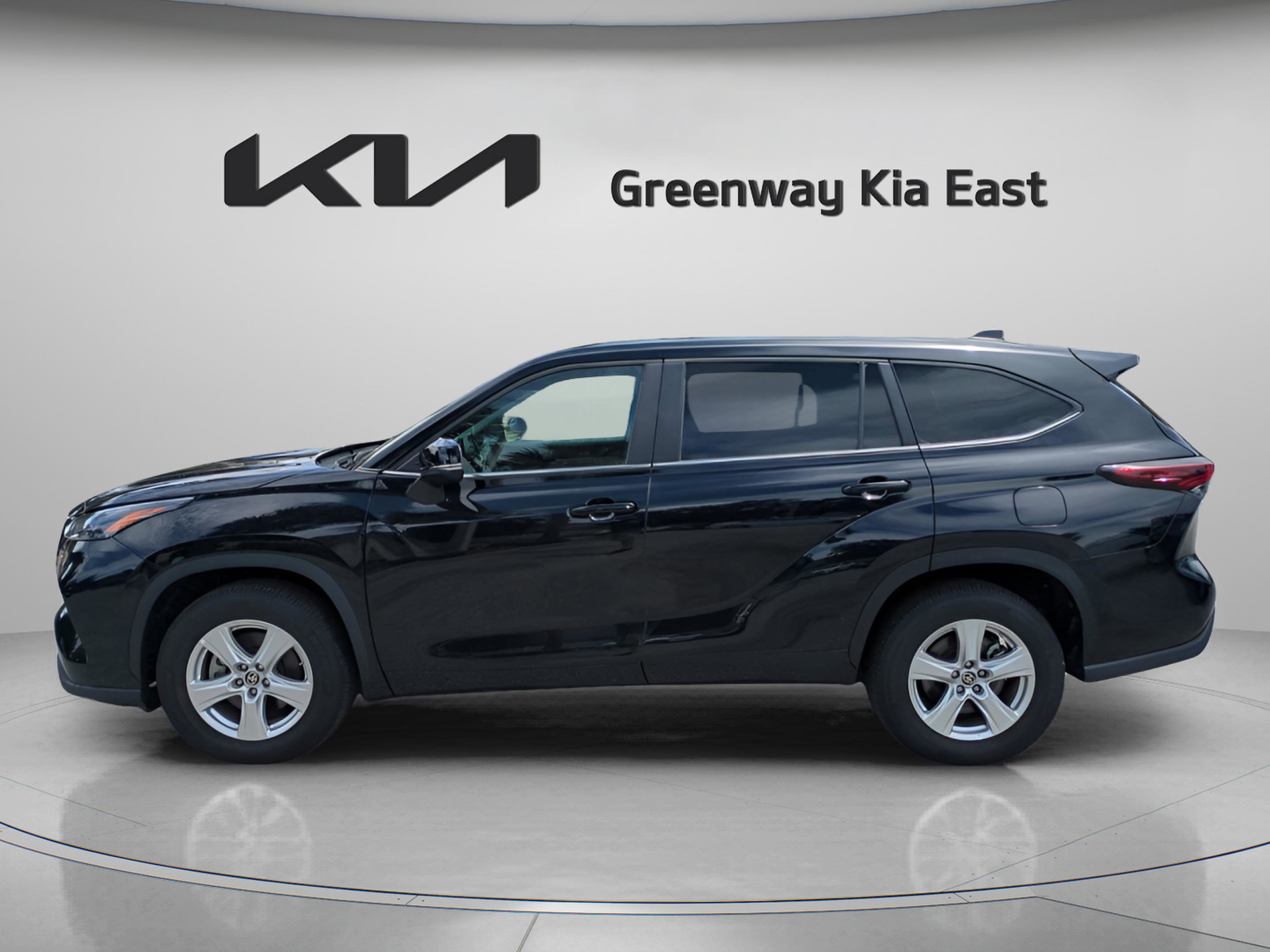 2024 Toyota Highlander LE photo 4