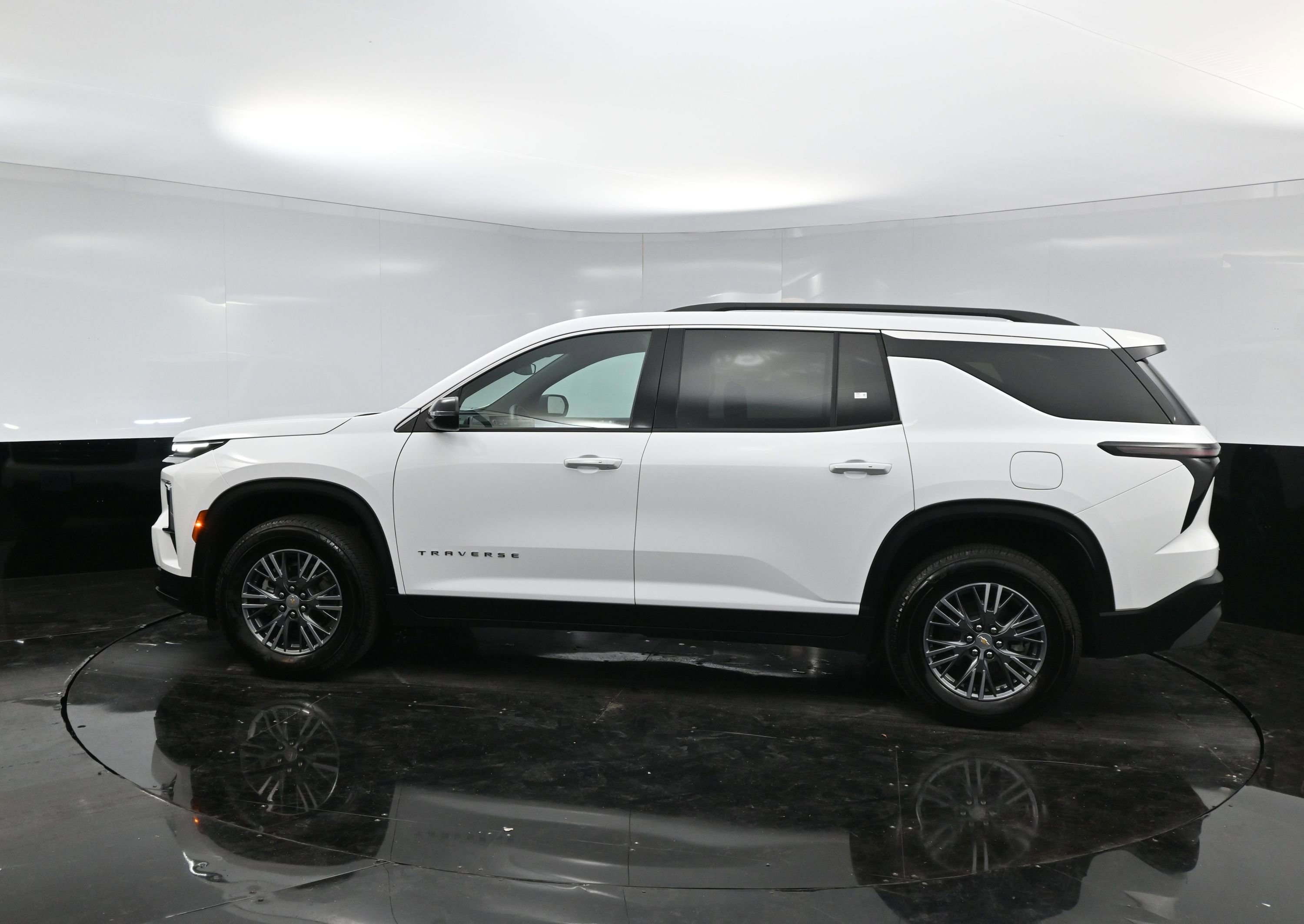 2025 Chevrolet Traverse photo 3