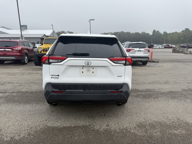 2021 Toyota RAV4 XLE photo 6