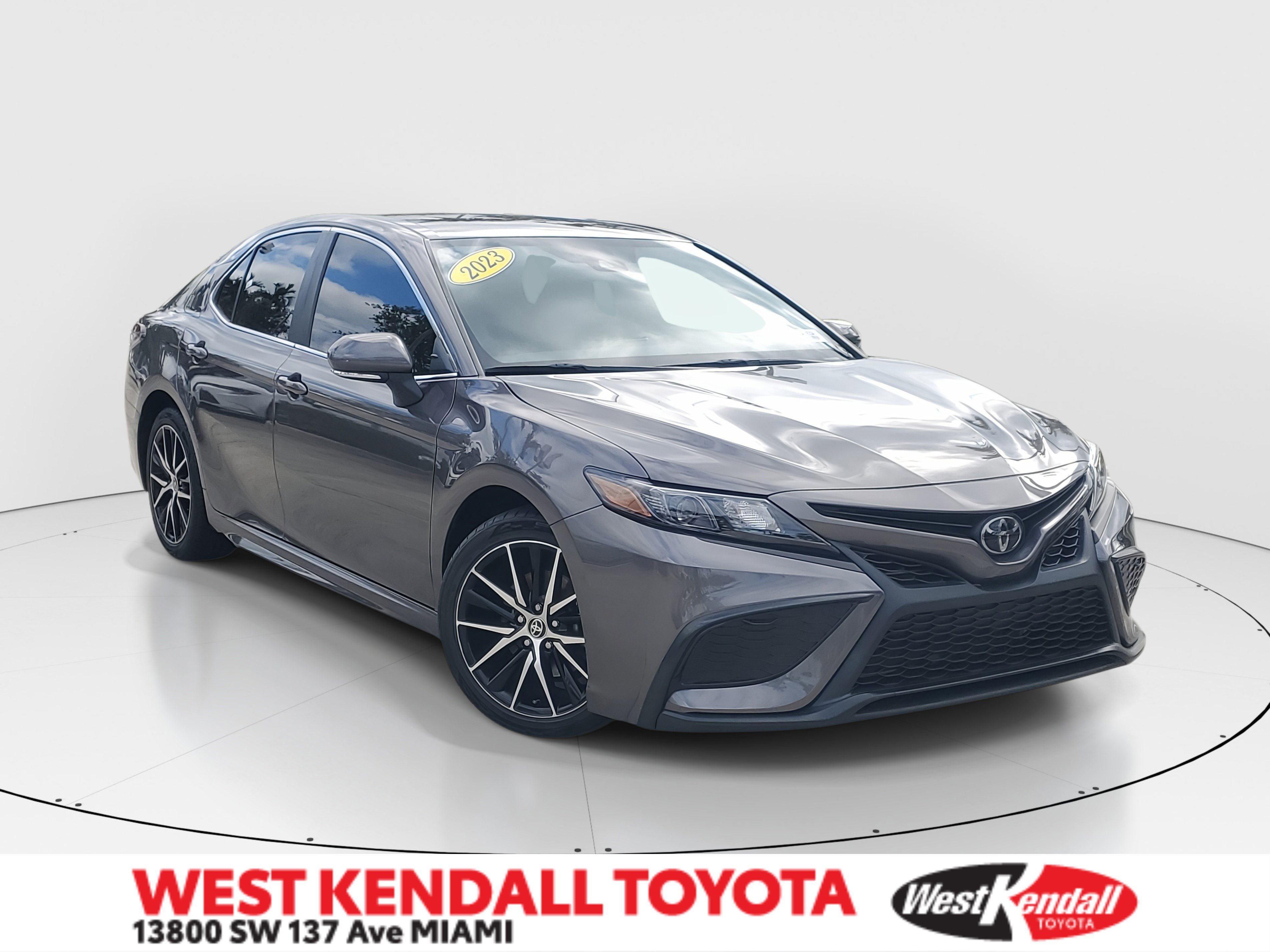2023 Toyota Camry SE's photo