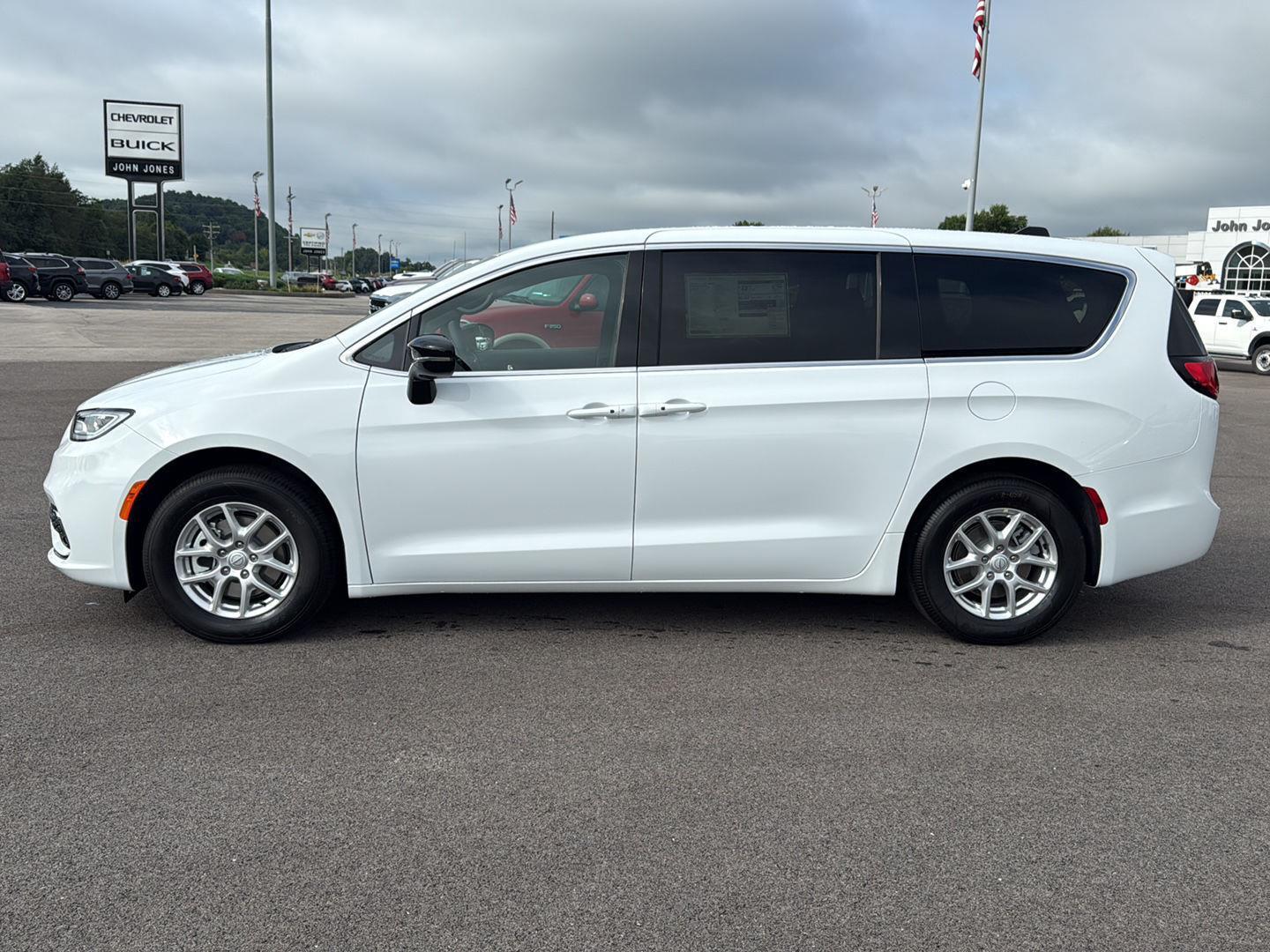 2026 Chrysler Pacifica photo 2