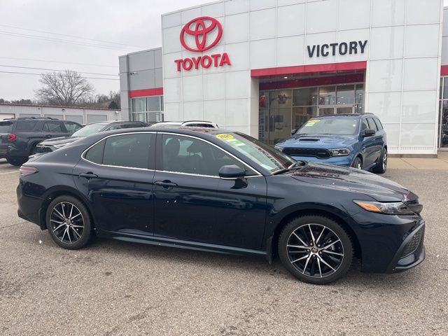 2021 Toyota Camry SE's photo