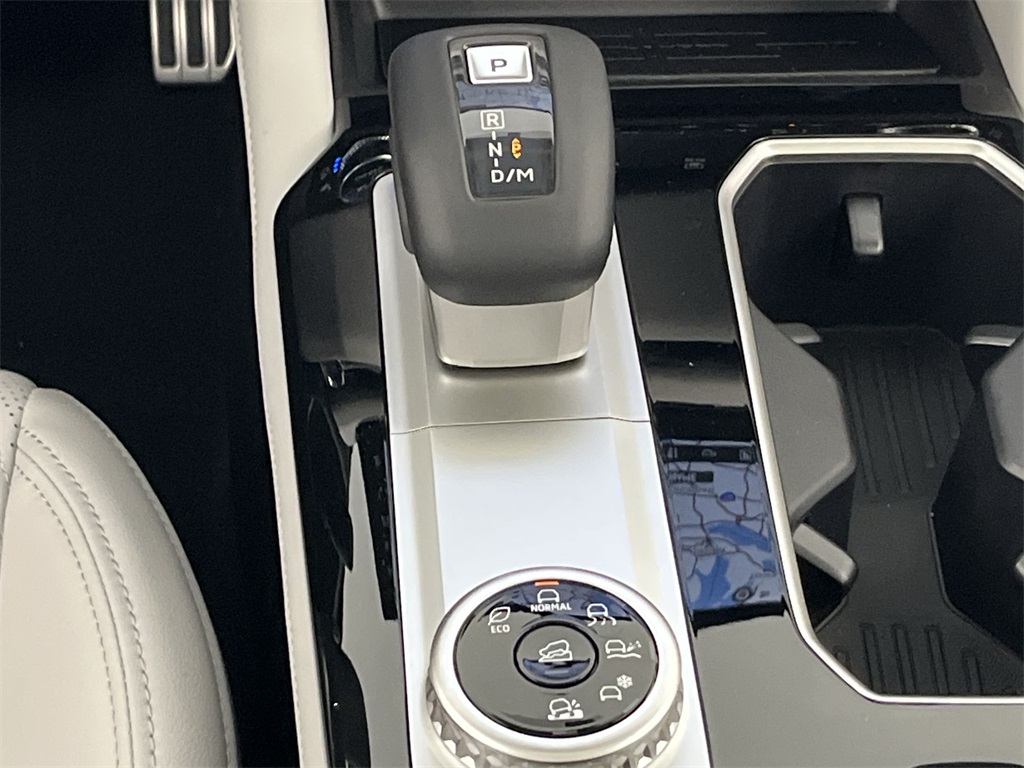 2025 Mitsubishi Outlander PHEV SEL Platinum photo 12