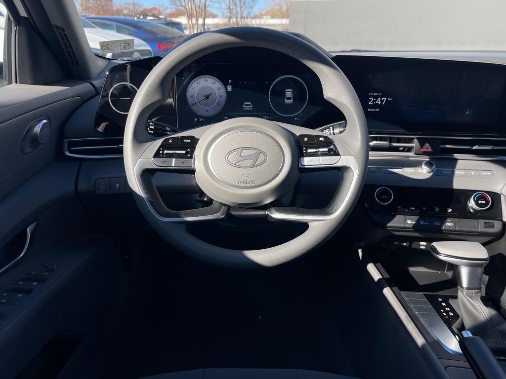 2024 Hyundai Elantra SEL photo 15