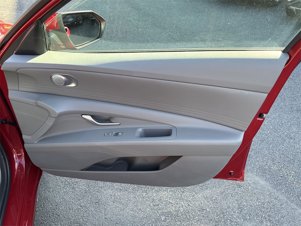 2023 Hyundai Elantra SEL photo 29