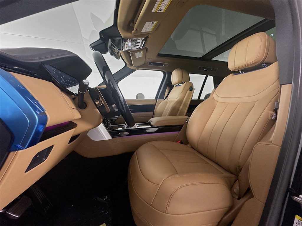 2025 Land Rover Range Rover SE photo 16