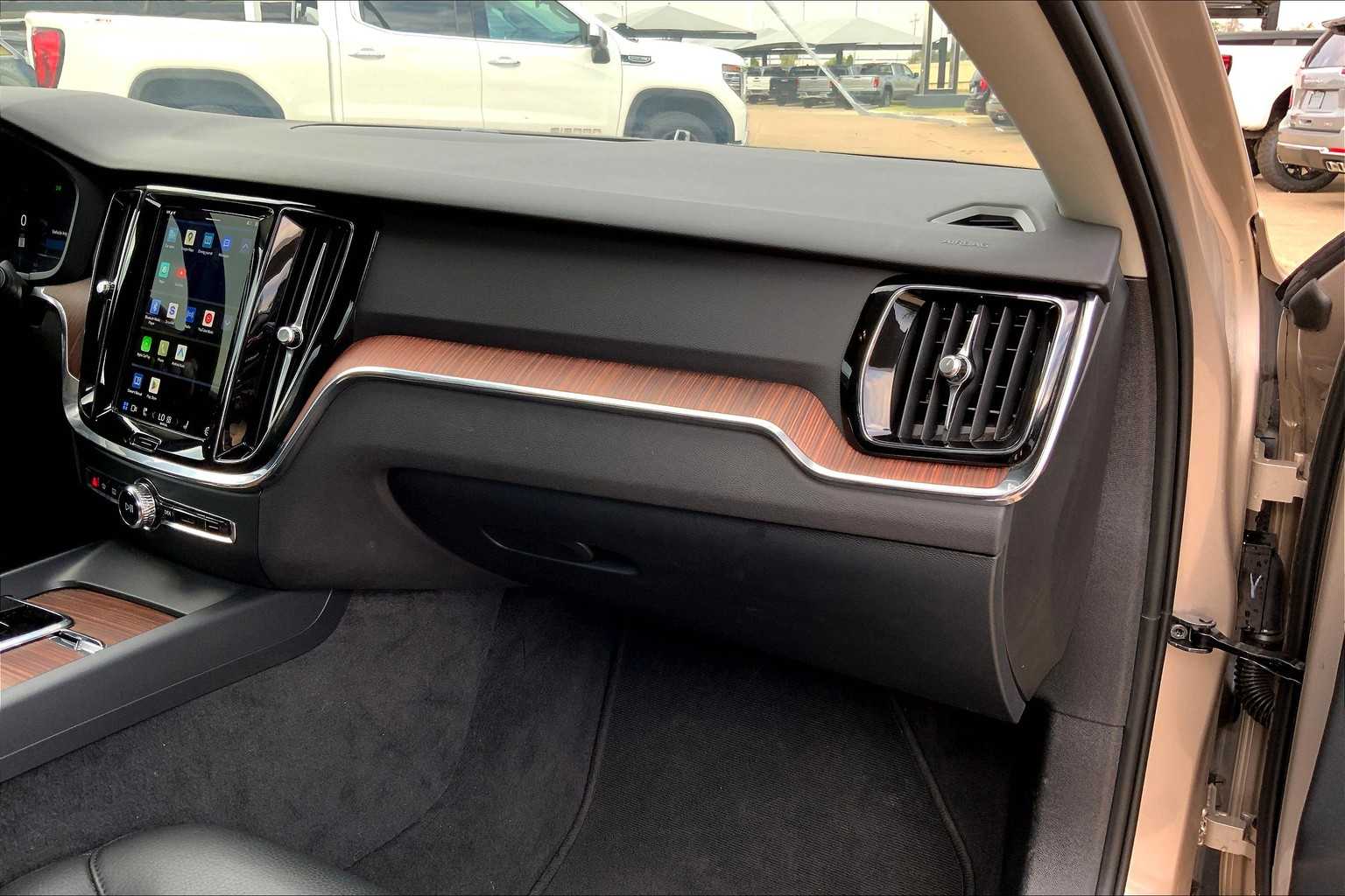 2024 Volvo S60 Plus photo 18