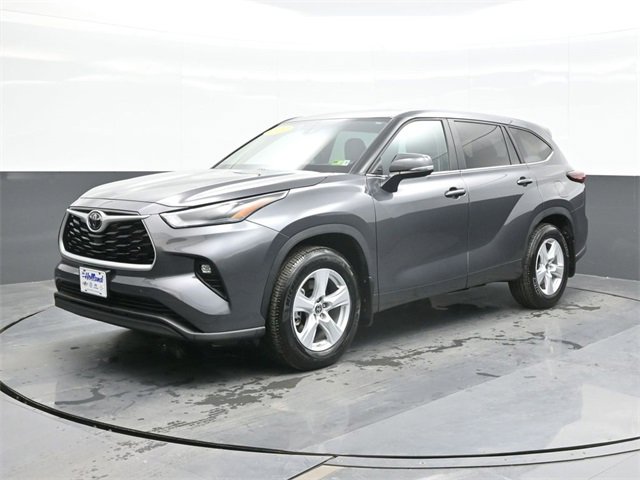 2024 Toyota Highlander LE's photo