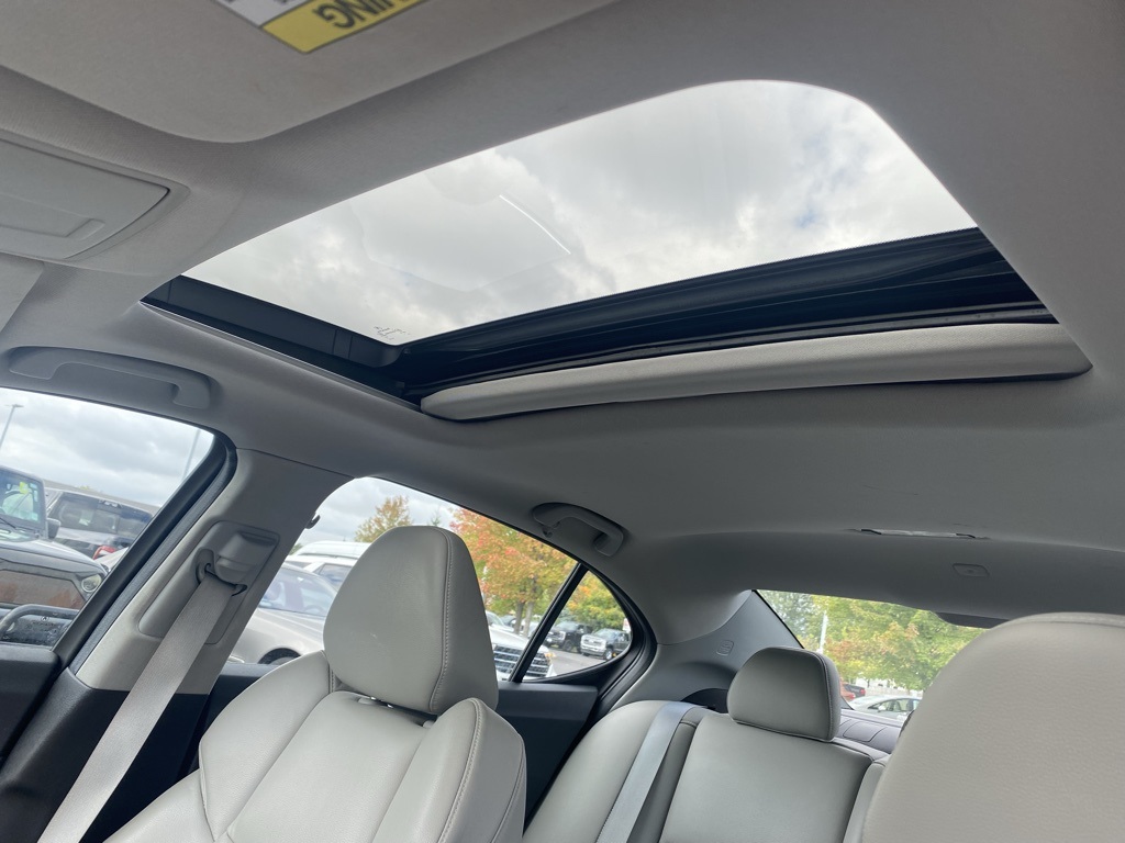 2015 Acura TLX photo 4