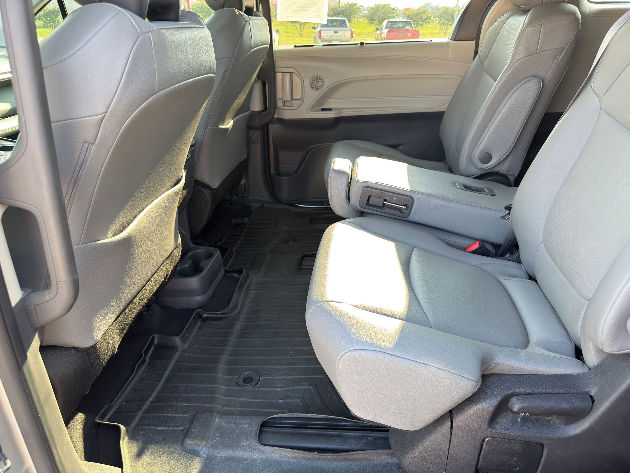 2022 Toyota Sienna XLE photo 13