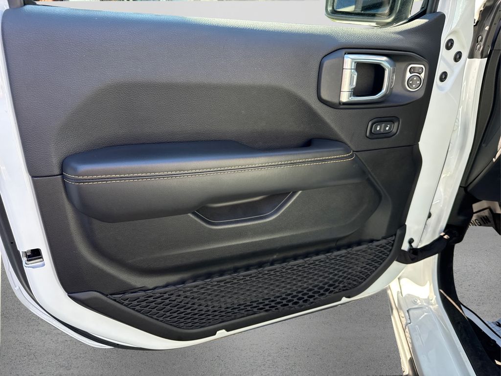 2024 Jeep Wrangler Sahara 4xe photo 13