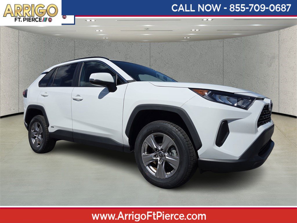 2022 Toyota RAV4 LE's photo