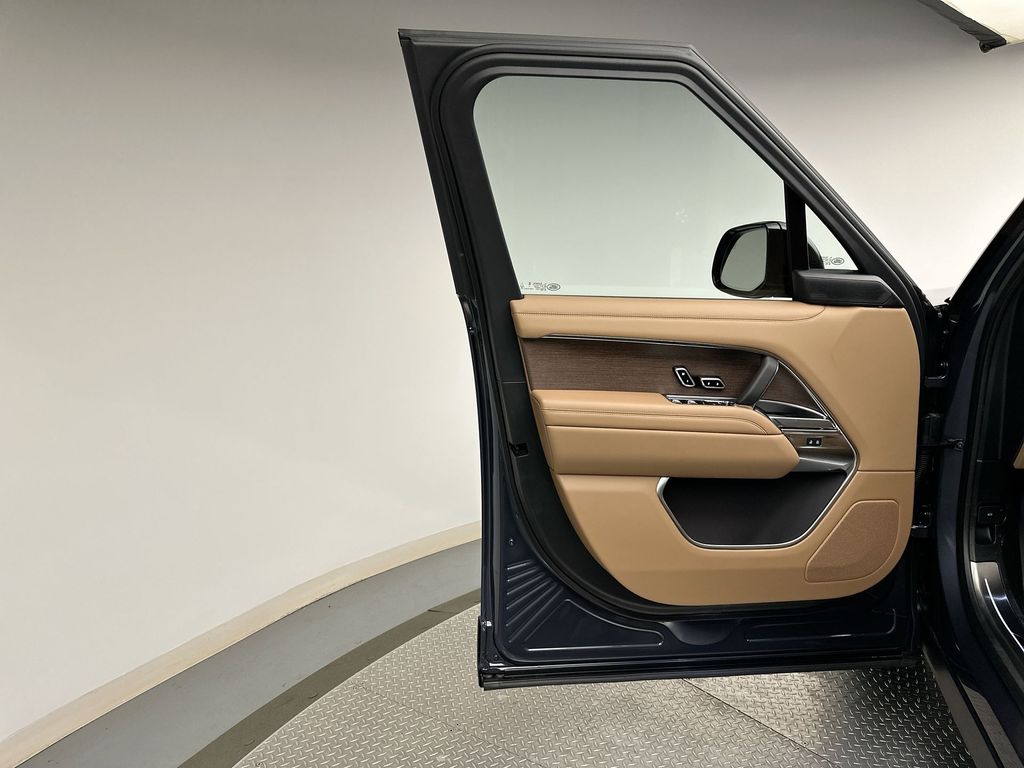 2025 Land Rover Range Rover SE photo 7