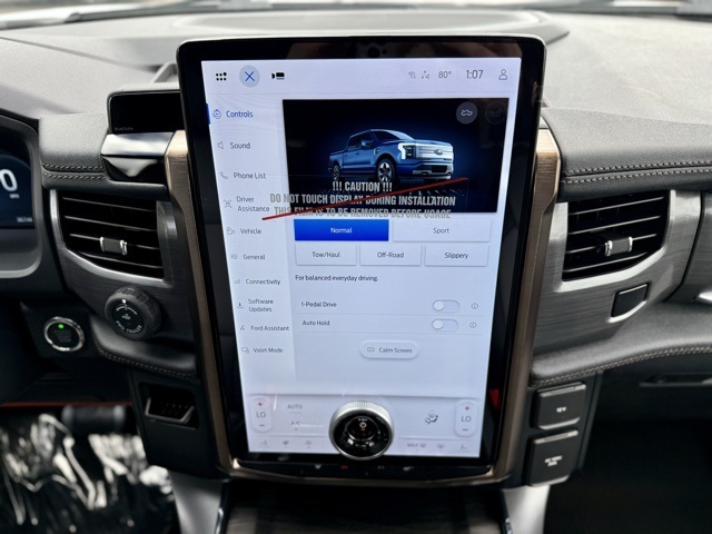 2025 Ford F-150 Lightning Lariat photo 26