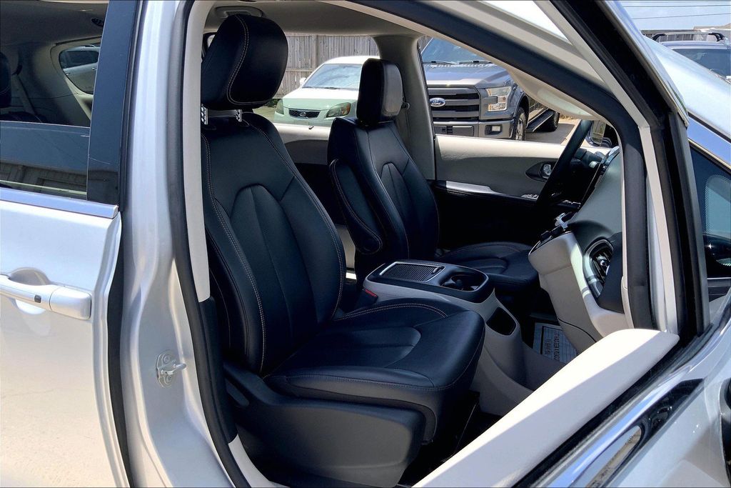 2024 Chrysler Pacifica Touring L photo 5